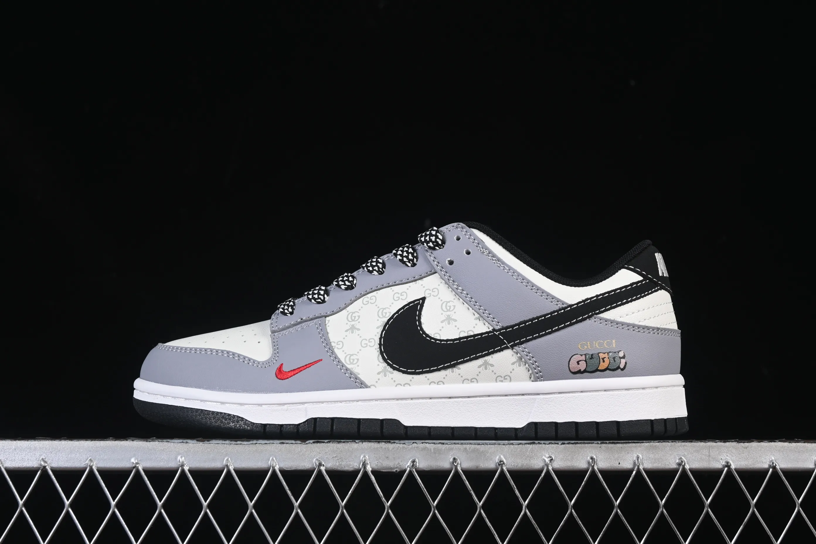 All categories Nk SB Dunk Series Nk SB Dunk Low High-end customized low-top sneakers Nike SB Dunk Low Gucci co-branded Light gray black hook Anniversary high-end customized low-top casual sneakers CS1688-134